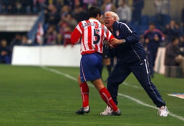 Repasa las mejores imágenes de la carrera deSe cumplen cinco años del fallecimiento de la leyenda del Atlético de Madrid. Como entrenador ha dirigido a nueve clubes: Atlético de Madrid, Betis, Barcelona, Espanyol, Sevilla, Valencia, Oviedo, Mallorca, Fenerbahçe además de haber sido seleccionador del combinado nacional español. En su palmarés hay 4 Copas del Rey (tres con el Atleti y una con el Barcelona), una Liga, una Supercopa de España, una Copa Intercontinental con los rojiblancos y la Eurocopa de 2008 con la selección española. A esto hay que sumarle qu ha sido galardonado con la medalla de oro de la Real Orden del Mérito Deportivo y Premio IFFHS como mejor seleccionador del año. Luis Aragonés en los banquillos.