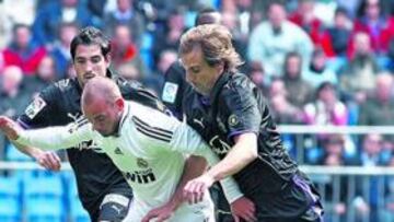 <b>DESAPARECIDO. </b>Sneijder, frenado por los jugadores del Valladolid.