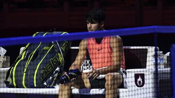 Riyadh (Saudi Arabia), 16/10/2024.- Carlos Alcaraz of Spain sits on a bench during his match against Holger Rune of Denmark at the Six Kings Slam exhibition tennis tournament in Riyadh, Saudi Arabia, 16 October 2024. (Tenis, Dinamarca, Arabia Saudita, Espa?a) EFE/EPA/STR