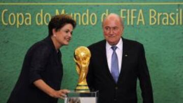 Dilma Roussef y Joseph Blatter, con la Copa del mundo.