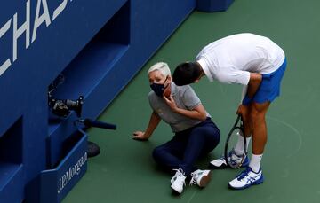 Hablamos del episodio más extraño y, todo sea dicho, desafortunado, en la carrera de Djokovic. Tras su odisea en el Adria Tour, el serbio reaparecía en competición oficial en el US Open. Ahí se topó con Pablo Carreño, quien llevó tan al límite al número uno durante el primer set (el español lo tenía casi ganado) que acabó por desquiciarle. Al finalizar el último juego que se disputó en dicho encuentro, Djokovic, fruto de la impotencia, propinó un pelotazo a una jueza de línea, tan inoportuno como innecesario. Pese a ser algo totalmente fortuito y sin intención, la organización del torneo, reglamento en mano, se vio obligada a descalificar a Djokovic del torneo de forma inmediata. La victoria del partido fue para Carreño.