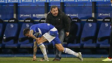 GRAF2923. VITORIA (ÁLAVA), 05/02/2021.- El entrenador del Real Valladolid, Sergio González (d), en el partido correspondiente a la jornada 22 de LaLiga Santander de fútbol que Deportivo Alavés y Real Valladolid disputan este vi