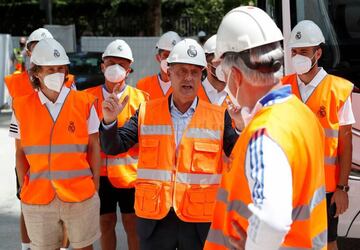 Enrique Pérez explica a Ancelotti y a los futbolistas los progresos de las obras.