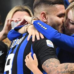El apasionado beso entre Icardi y Wanda Nara para celebrar el derbi de Milán