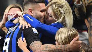 Wanda Nara y Mauro Icardi protagonizan la imagen del derbi de Mil&aacute;n al fundirse en un apasionado beso.