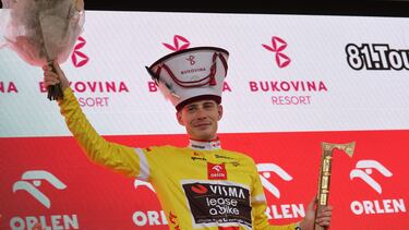 Jonas Vingegaard posa en el podio como campeón de la Vuelta a Polonia.