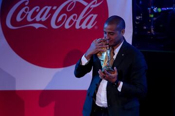 El ex futbolista francés y el cantante colombiano cerraron la visita del trofeo del Mundial a Bogotá. Música y fútbol en un solo evento.