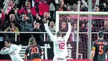<b>EL PRIMER GOL. </b>Kanouté es testigo presencial del primer gol de Negredo que molestó a César y a la defensa valencianista.