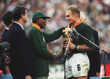 Sudáfrica organizaba el Mundial de rugby y Nelson Mandela vio el escenario perfecto para intentar conciliar los duros años de Apartheid en el país. La selección estaba formada íntegramente por jugadores de raza blanca a excepción de uno y Mandela pidió a Pienaar, el gran capitán, que recorriese todo el territorio para promocionar el deporte y en especial las regiones más desfavorecidas y de mayoría negra. El país entero empezó a cerrar filas con su equipo y el cénit llegó en la final frente a los todopoderosos All Blacks liderados por Jonah Lomu. Victoria de los Springboks por 15-12 y un mensaje para la historia de Piennar: "Hemos ganado para los 43 millones de sudafricanos".