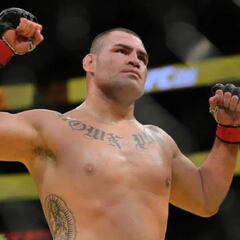 Caín Velásquez hace primera aparición pública tras salir de la cárcel