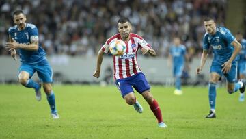 Correa encara la portería de la Juventus.