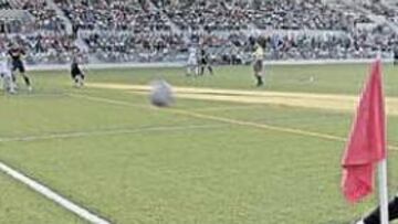 <b>CAMPO PERFECTO. </b>El Canódromo presentó un estado inmejorable en su puesta de largo. En la imagen, Mata bota un córner.