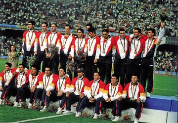 En fútbol también conseguimos el oro. En imagen, los jugadores de la Selección de Fútbol Española al recibir su medalla. Entre ellos: Amavisca, Rafa Berges, Cañizares, Abelardo, Albert Ferrer, Pep Guardiola, Miguel Hernández Sánchez, Toni Jiménez, Mikel Lasa, Juan Manuel López Martínez, Manjarín, Soler Atencia, Kiko Narváez entre otros...