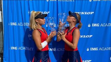 Las hermanas Brenda y Linda Fruhvirtova posan junto a sus trofeos durante un torneo de categoría junior.