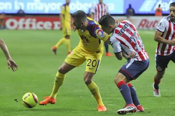 Michael Pérez intenta robarle la pelota al francés Jeremy Ménez.