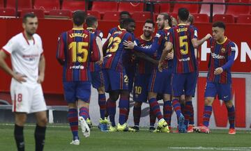 Los jugadores del Barcelona celebrando el gol 0-2 de Messi 