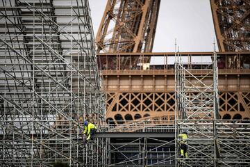 Los Juegos Olímpicos de 2024 están a la vuelta de la esquina. Se llevarán a cabo entre el 26 de julio y el 11 de agosto de 2024 en la ciudad de París. Por ello, el monumento más famoso de la capital francesa se prepara para la ocasión: la Torre Eiffel se pintará de un brillante color dorado-marrón para atraer todas las miradas de los visitantes.