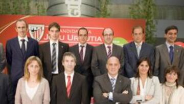 <b>SU GRUPO DE TRABAJO. </b>Urrutia, en el centro, junto a los catorce aspirantes a directivo con los que comparte carrera hacia Ibaigane.