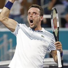 Bautista se rehace de un mal primer set y se impone a Djokovic