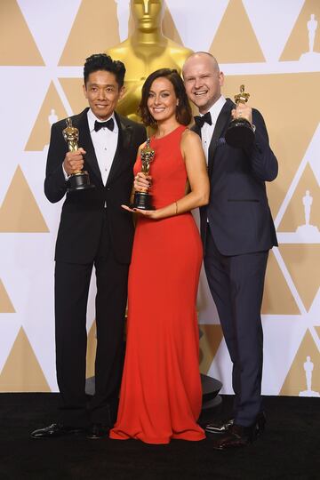 Kazuhiro Tsuji, Lucy Sibbick y David Malinowski, con el Oscar a mejor maquillaje y peluquería por El instante más oscuro.