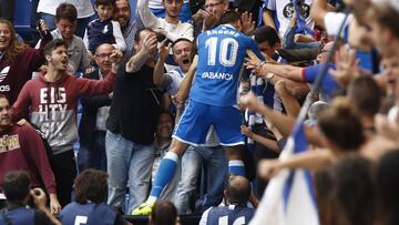Florin Andone, celebrando con la grada de Riazor el gol que le daba la victoria al Deportivo ante el Getafe (2-1).