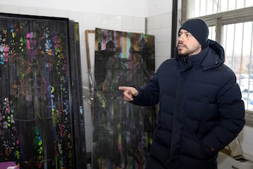 Cambi todo, cambi nuestras vidas. 
El tcnico es parte de un proyecto de Andrea que fue cocinado con Antonio Percassi, donde est creando murales que se iluminan de los principales nombres en la historia de la Atalanta... ?con reglas! En su taller muestra algunos: Zapata, Pippo Inzaghi, Glenn Stromberg... ?Y Gasperini? Fue de los primeros, ese est ya en Zingonia.