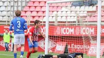 Javi Cueto en el momento del gol ante la desesperación de Montoya y la mirada de Yuste,