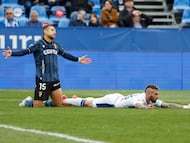 Diego González protesta una acción.