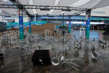 Sillas volcadas en el Palacio de Deportes Jose María Martín Carpena .