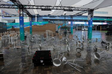 Sillas volcadas en el Palacio de Deportes Jose María Martín Carpena .