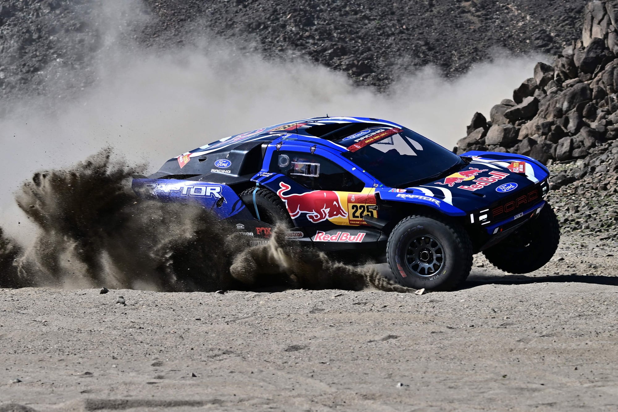 El piloto español Carlos Sainz de Ford Racing, asistido por su copiloto Lucas Cruz, compite en el prólogo, que determina la alineación de salida para la primera etapa de la 48ª edición del Rally Dakar 2026, entre Yanbu y Yanbu, Arabia Saudita. 