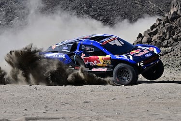 El piloto español Carlos Sainz de Ford Racing, asistido por su copiloto Lucas Cruz, compite en el prólogo, que determina la alineación de salida para la primera etapa de la 48ª edición del Rally Dakar 2026, entre Yanbu y Yanbu, Arabia Saudita. 