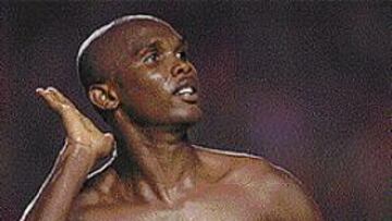 <b>PASIÓN POR ETOO.</b> Esta imagen al natural del jugador bermellón ha desatado la fiebre de numerosas mujeres africanas que, ante la censura televisiva, han manifestado su deseo de ver los encantos del ídolo futbolístico.