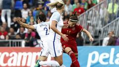 Vicky Losada pelea un bal&oacute;n con la lateral inglesa Bronze.