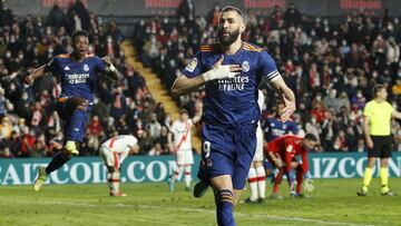 Karim Benzema, delantero del Rayo Vallecano, celebra su gol al Real Madrid.
