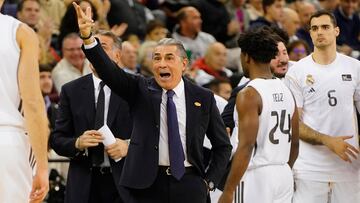 Sergio Scariolo da órdenes a sus jugadores durante el partido de Liga Endesa contra el Covirán, en Granada.