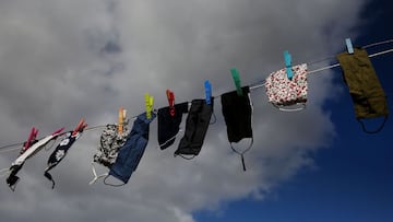 -FOTODELDIA- EA7682. ATENAS (GRECIA), 08/11/2020.- Mascarillas reutilizables tendidas en Atenas, Grecia, este domingo. Las calles de las ciudades griegas pasaron del frenesí a estar prácticamente vacías en pocas horas con la llegada del segundo confinamiento, impuesto por el Gobierno durante noviembre para hacer frente al aumento desenfrenado de casos de coronavirus. EFE/ Orestis Panagiotou