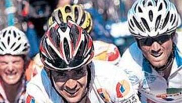 <b>CEDIÓ. </b>Carlos Sastre se dejó ayer más de medio minuto en la cima.