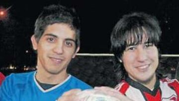 <b>HERMANADOS. </b>Los aficionados de Boca y River en Madrid se han unido para animar a Gago e Higuaín.