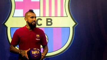 El centrocampista chileno Arturo Vidal (31 años) posa para los medios de comunicación antes de firmar el contrato y ser presentado mañana en el Camp Nou como nuevo jugador del FC Barcelona. EFE/Quique García