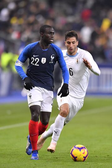 El jugador francés trata de controlar el balón durante el partido amistoso frente a Uruguay, que supuso su debut con la selección absoluta. 