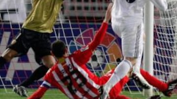 <b>PARTIDAZO. </b>El Madrid pudo haber goleado al Almería si no hubiera sido por el gran encuentro que hizo Diego Alves. En la imagen, rechaza un tiro de Higuaín.