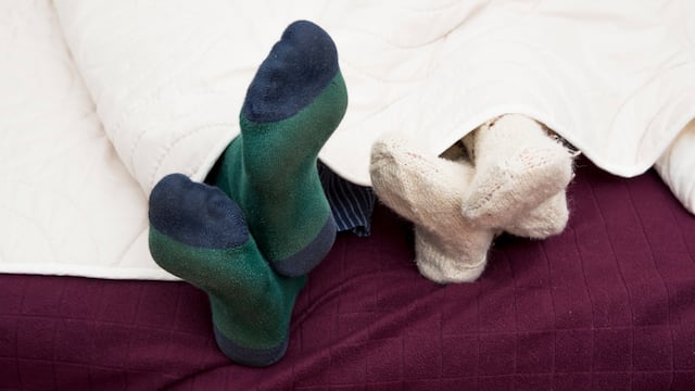 People who prefer to cover their feet at bedtime may have indications of similar psychological and emotional factors.