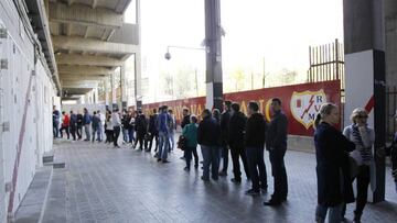 Colas para hacerse con una entrada para Anoeta.