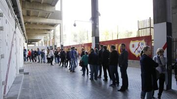 Colas para hacerse con una entrada para Anoeta. 