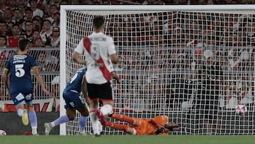 Arsenal's Portuguese forward Luis Leal (2-L) scores his team's second goal  during the Argentine Professional Football League Tournament 2023 match against River Plate at El Monumental stadium in Buenos Aires, on February 26, 2023. (Photo by ALEJANDRO PAGNI / AFP)