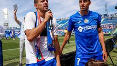 GETAFE, 26/05/2024.- Los jugadores del Getafe Nemanja Maksimovic (i) y Jaime Mata se despiden de la afición al finalizar el partido de la última jornada de Liga de Primera división disputado este domingo en el estadio Coliseum. Mata y Maksimovic acaban su contrato y no renovarán con el conjunto azulón.EFE/Rodrigo Jiménez
