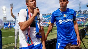 GETAFE, 26/05/2024.- Los jugadores del Getafe Nemanja Maksimovic (i) y Jaime Mata se despiden de la afición al finalizar el partido de la última jornada de Liga de Primera división disputado este domingo en el estadio Coliseum. Mata y Maksimovic acaban su contrato y no renovarán con el conjunto azulón.EFE/Rodrigo Jiménez