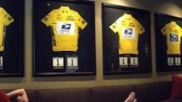 Armstrong presume en una foto en su twitter de sus 7 Tours