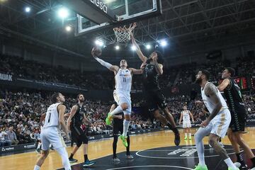 Mario Hezonja intenta el mate ante Sacha Killeya-Jones.